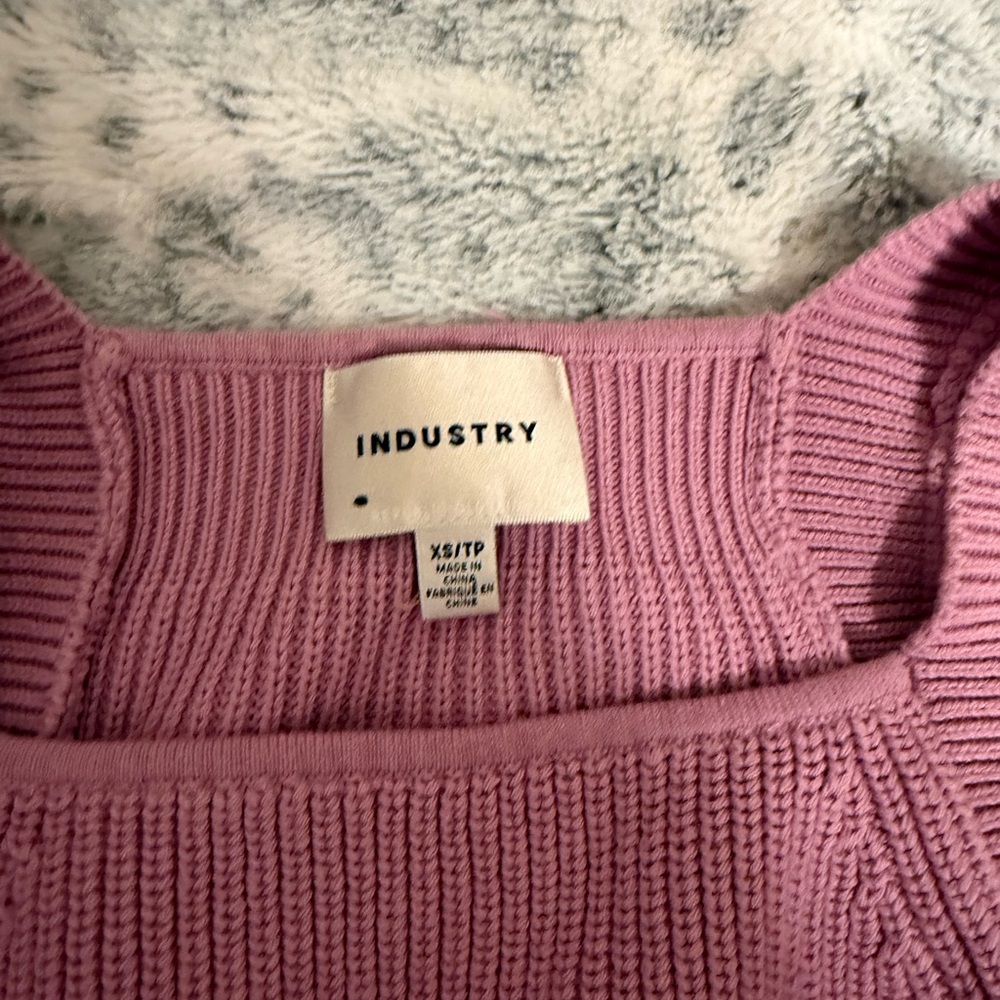 Chic Mauve Sweater with Floral Lace Sleeves - Picture 2 of 4